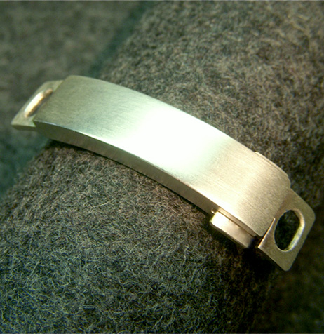 B) Solid sterling silver clasp with 2 loops for 6 interchangable bands. Upon request we also manufacture our claspsin solid gold or gold plate. You may also have your clasp engraved with your own personal mongoram.
Ihr individuelles Monogramm können sie ebenfalls verewigen lassen.
