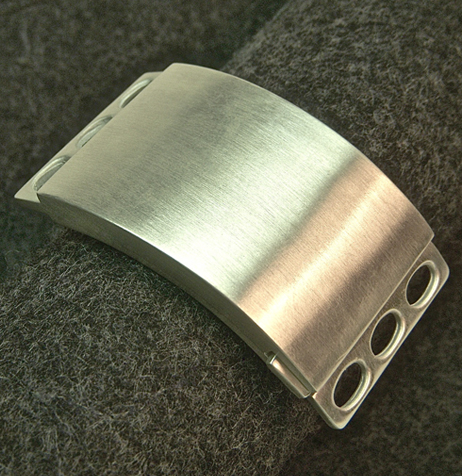 C) Solid sterling silver clasp with three loops for 9 interchangable bands. Upon request we also manufacture our clasps in solid gold or gold plate. You may also have your clasp engraved with your own personal mongoram.

Ihr individuelles Monogramm können sie ebenfalls verewigen lassen.
